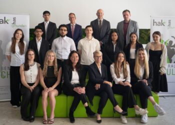 MaturantInnen und Abschlussklasse der HAK HAS Gmunden