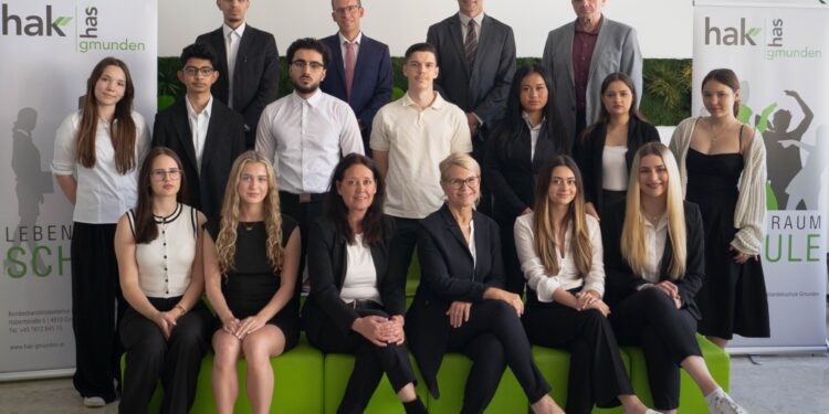 MaturantInnen und Abschlussklasse der HAK HAS Gmunden