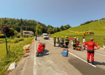 Motorroller kollidiert mit Pkw