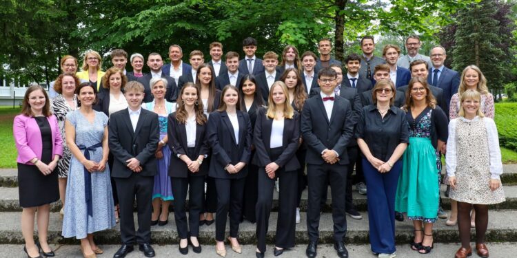 Maturajahrgänge der HAK Bad Ischl und die Absolventen der Praxisschule Bad Ischl