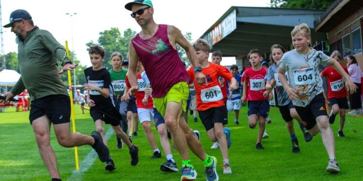 Spitzberg Crosslauf begeistert junge Läuferinnen und Läufer sowie das Publikum