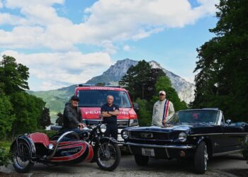 Pfingst-Kult in Altmünster: Oldtimer- & US-Car Treffen beim Schloss Ebenzweier