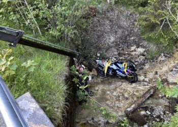 Motorradfahrer stürzte in Bachbett