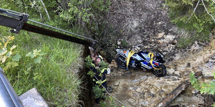 Motorradfahrer stürzte in Bachbett