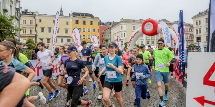 Regenwetter und teils stürmisches Wetter beim 44. Oberbank Toscanalauf Gmunden!