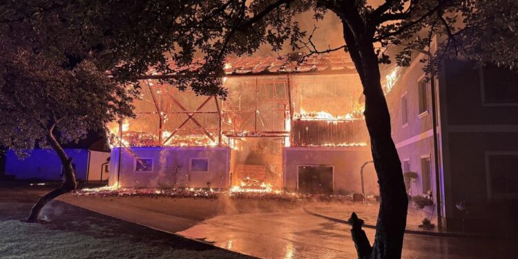 Großbrand in Pöndorf: 18 Feuerwehren mit über 300 Feuerwehrleuten im Einsatz