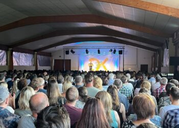 Gernot Kulis in der restlos ausverkauften Dorfhalle Pfaffing – ein Highlight, das noch lange in Erinnerung bleiben wird