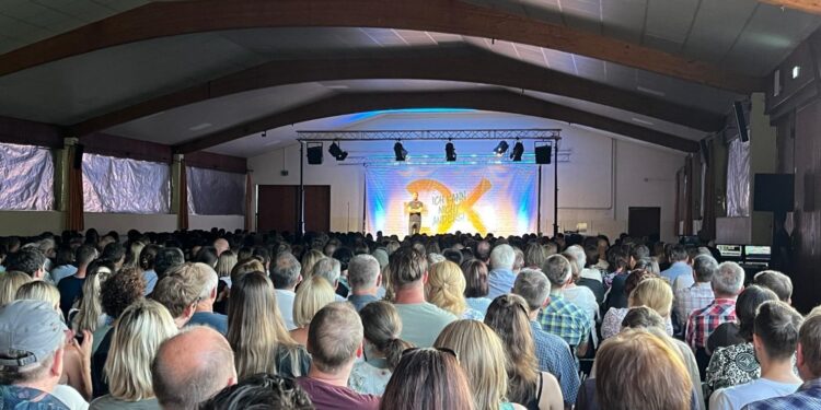 Gernot Kulis in der restlos ausverkauften Dorfhalle Pfaffing – ein Highlight, das noch lange in Erinnerung bleiben wird