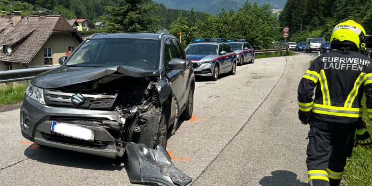 PKW prallt in geparktes Auto – Fahrer leicht verletzt