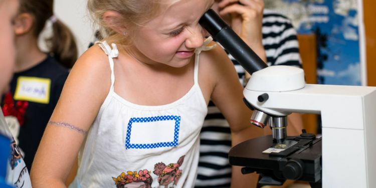 Kinderuni im OKH: KeKademy liefert von 1.-4. September wieder tolles Programm für junge Forscher:innen!