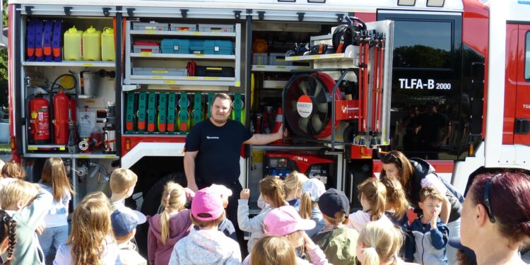 Leuchtende Augen beim Besuch der Kindergärten bei der FF Oberweis