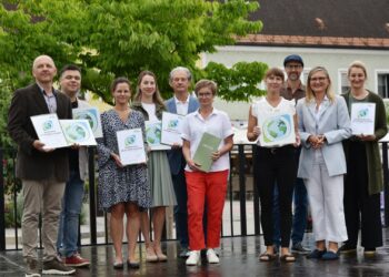 30 Jahre Klimabündnis-Gemeinde: Attnang-Puchheim feiert Jubiläum mit großem Fest am Rathausplatz