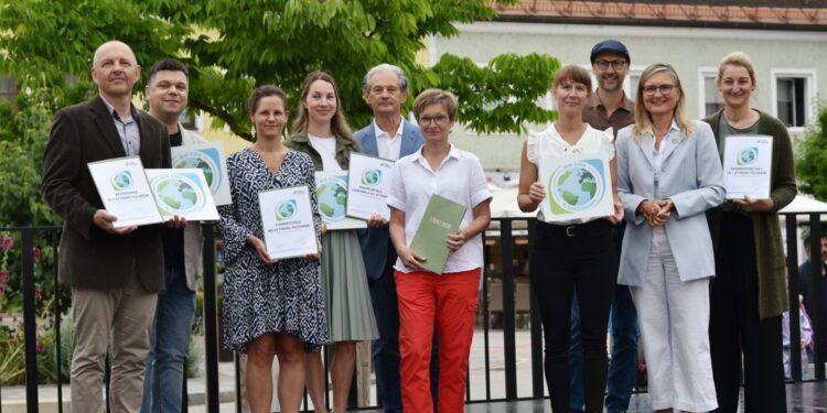 30 Jahre Klimabündnis-Gemeinde: Attnang-Puchheim feiert Jubiläum mit großem Fest am Rathausplatz