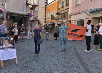 „Armutsfalle Kind!“ – Mahnwache am Weltflüchtlingstag