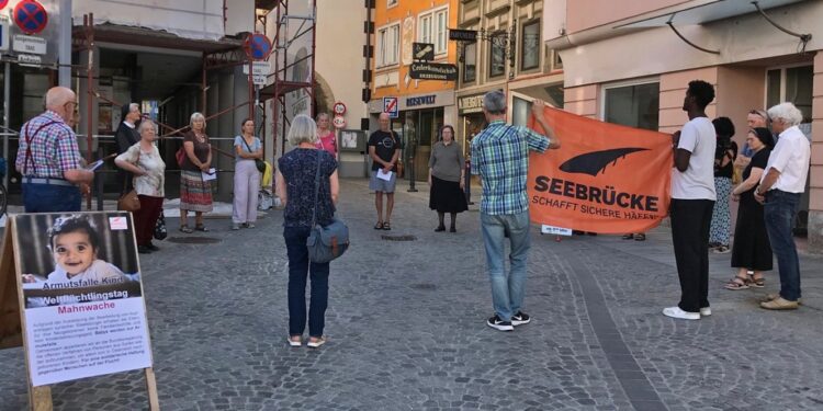 „Armutsfalle Kind!“ – Mahnwache am Weltflüchtlingstag