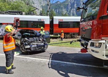 PKW auf Bahnübergang in Obertraun von Zug erfasst
