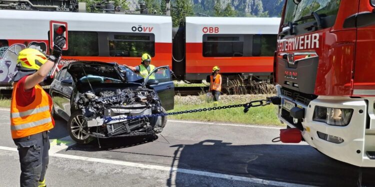 PKW auf Bahnübergang in Obertraun von Zug erfasst