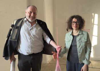 Zeichnungen, Textilien und Geschichten zur Weiblichkeit: Sevda Chkoutova in der Galerie Schloss Puchheim