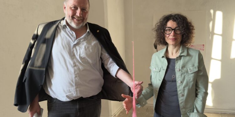 Zeichnungen, Textilien und Geschichten zur Weiblichkeit: Sevda Chkoutova in der Galerie Schloss Puchheim