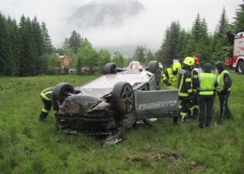 Auto von Straße abgekommen und überschlagen