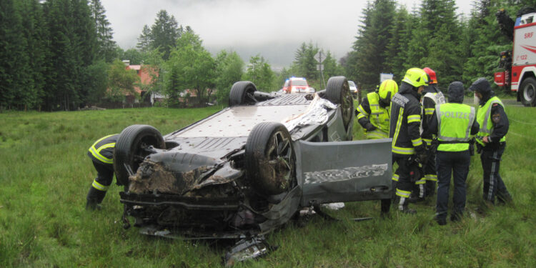 Auto von Straße abgekommen und überschlagen