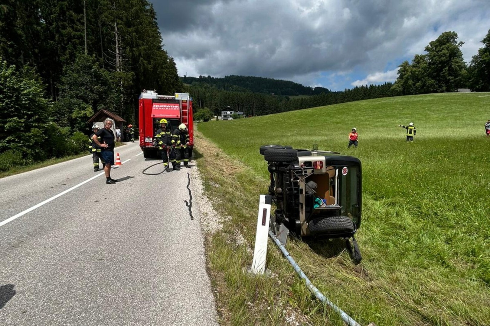 Gel-ndewagen-kam-von-Fahrbahn-ab