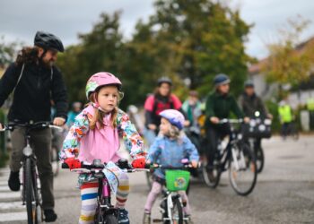 Gemeinsam für kinderfreundliche Straßen: 140 Teilnehmende rollten Ende Mai wieder durch Vöcklabruck