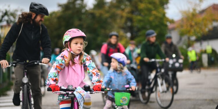 Gemeinsam für kinderfreundliche Straßen: 140 Teilnehmende rollten Ende Mai wieder durch Vöcklabruck