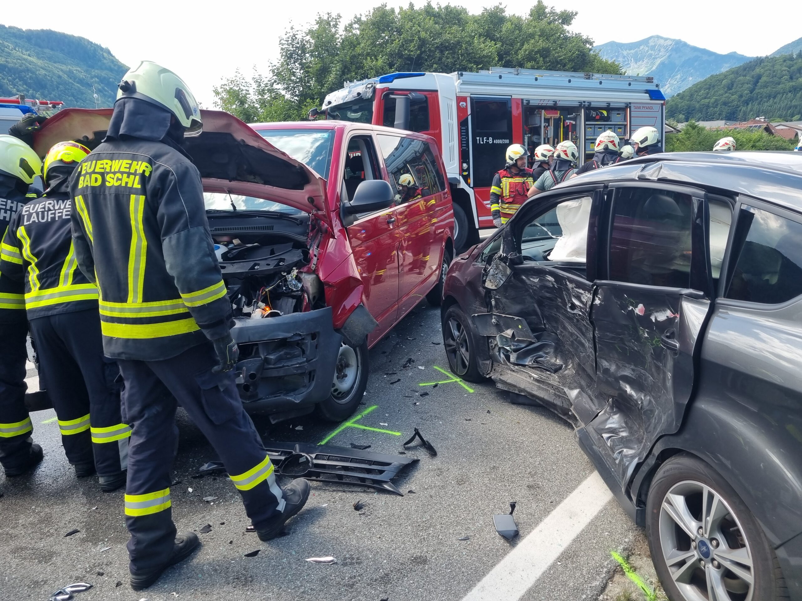 Verkehrsunfall-auf-B145-bei-Bad-Ischl-fordert-drei-Verletzte