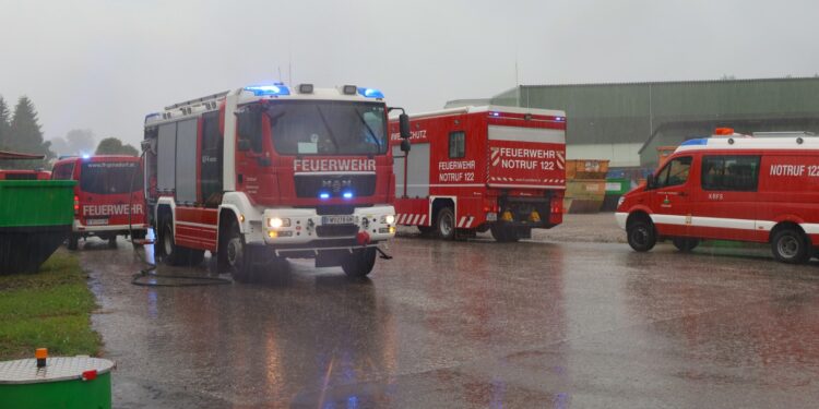 Chemische Reaktion: Brand bei Entsorgungsunternehmen in Pinsdorf