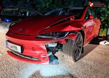 Elektroauto kracht gegen Leitschiene bei Traunfallkreuzung