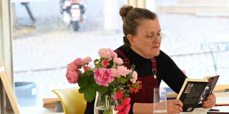 Blumen, Buch und Blickwinkel – Angelika Toma begeistert in Gmunden