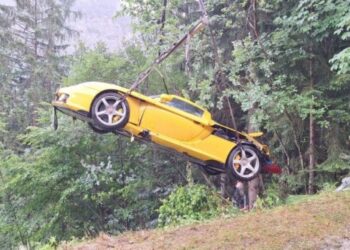 Porsche Carrera GT stürzt über Böschung auf der Postalmstraße