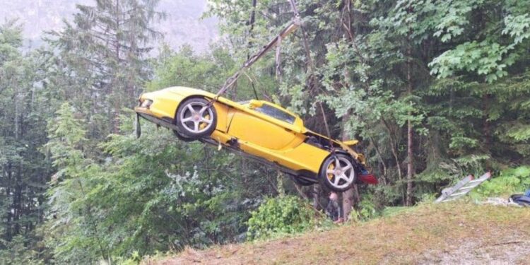 Porsche Carrera GT stürzt über Böschung auf der Postalmstraße