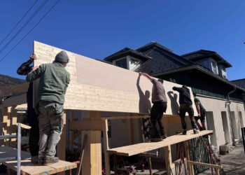 Tolle Kooperation: Lehrlinge bauten Wintergarten für Lebenshilfe-Werkstätte Mondsee