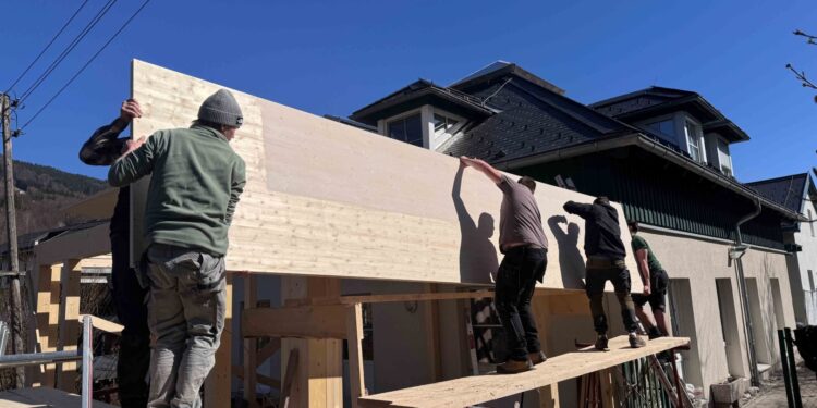 Tolle Kooperation: Lehrlinge bauten Wintergarten für Lebenshilfe-Werkstätte Mondsee