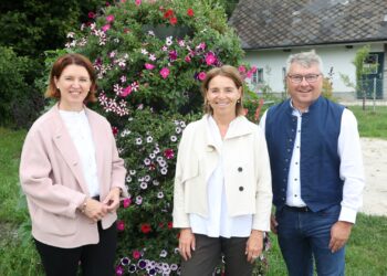 LRin Langer-Weninger: Blumenpracht, Nachhaltigkeit und Spielspaß – Erfolgreiche OÖ Gartenzeit in Wolfsegg