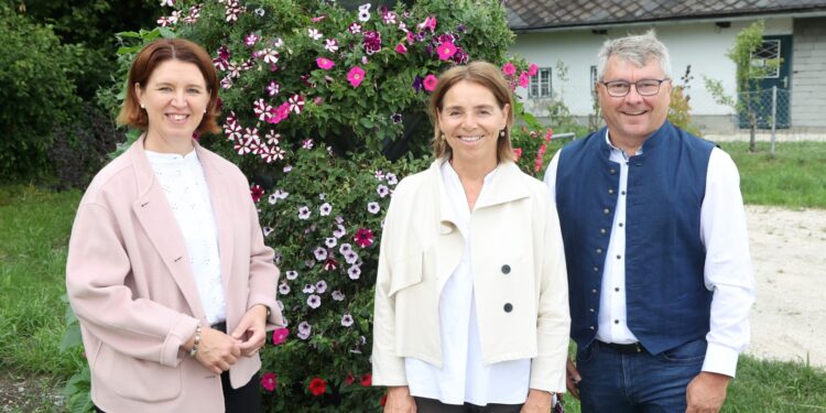 LRin Langer-Weninger: Blumenpracht, Nachhaltigkeit und Spielspaß – Erfolgreiche OÖ Gartenzeit in Wolfsegg
