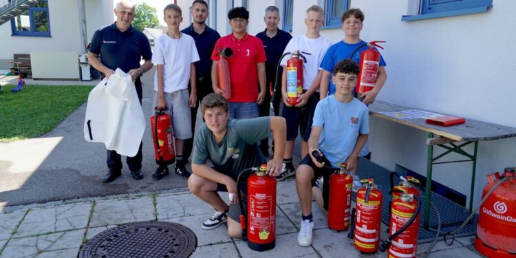 Begeisterung bei den Kids der NMS Scharnstein beim Projekttag der Feuerwehren des Almtals!