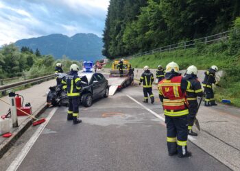 Frontalcrash auf der B145 bei Bad Ischl – Vier Verletzte bei schwerem Unfall