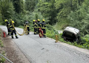 Auto rutscht Richtung Traunarm – Feuerwehr verhindert Schlimmeres