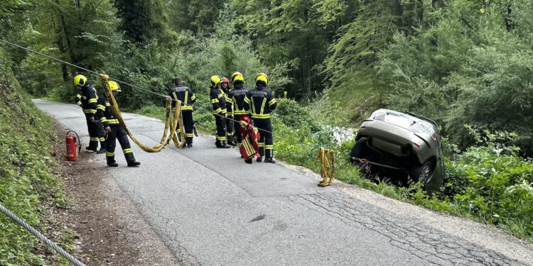Auto rutscht Richtung Traunarm – Feuerwehr verhindert Schlimmeres