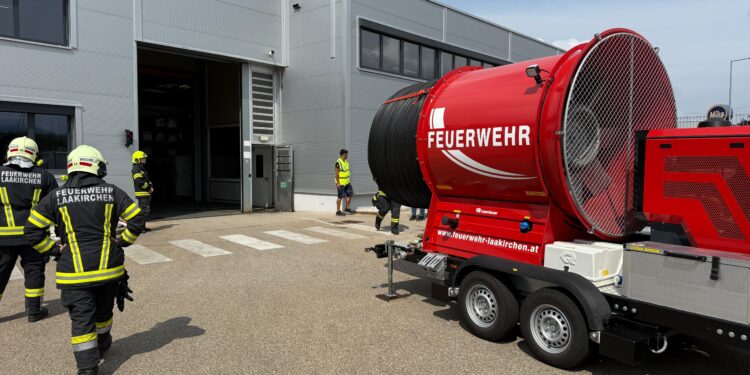 Großraumlüfter der Feuerwehr Laakirchen im Assistenzeinsatz