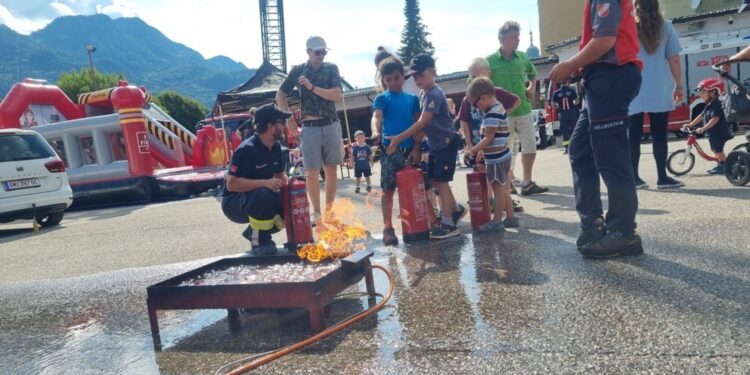 Dritter Familiennachmittag mit Feuerlöscherüberprüfung bei der HFW Bad Ischl