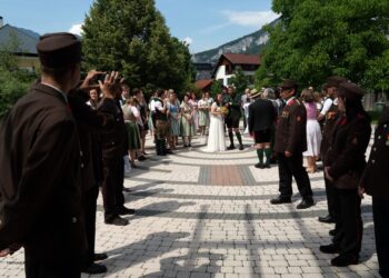 Jugendbetreuer der FW Sulzbach vor dem Traualtar