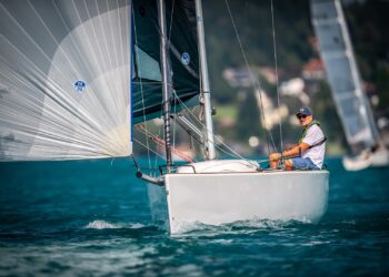 Solo windgetrieben über 25 km durch Wind und Wellen!