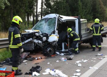 Pritschenwagen kracht in Heck eines LKW-Anhängers