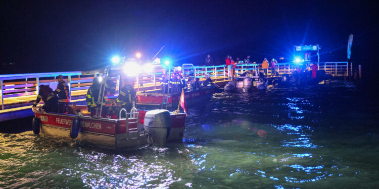 Feuerwehr und Wasserrettung bei Personensuche im Attersee im Einsatz