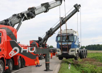 LKW mit Betonfertigteilen von Straße abgekommen