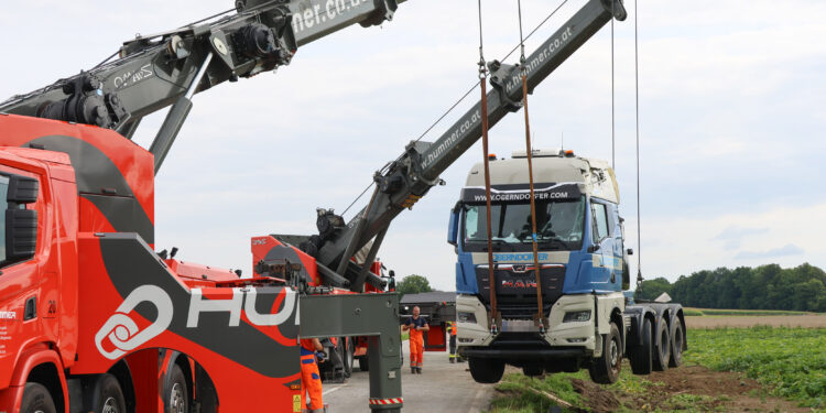 LKW mit Betonfertigteilen von Straße abgekommen